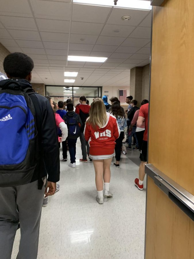 Students+walk+through+the+hallways+to+their+second+block+class+after+lunch.+Hallways+are+seemingly+cramped+with+students+trying+to+get+back+to+class+after+having+25+minutes+out+of+the+classroom+for+lunch.